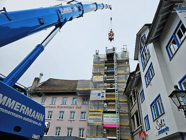 Bild 7: Der neue Glockenturm ist da! Historische Konstruktion frisch renoviert und wieder an Ort und Stelle