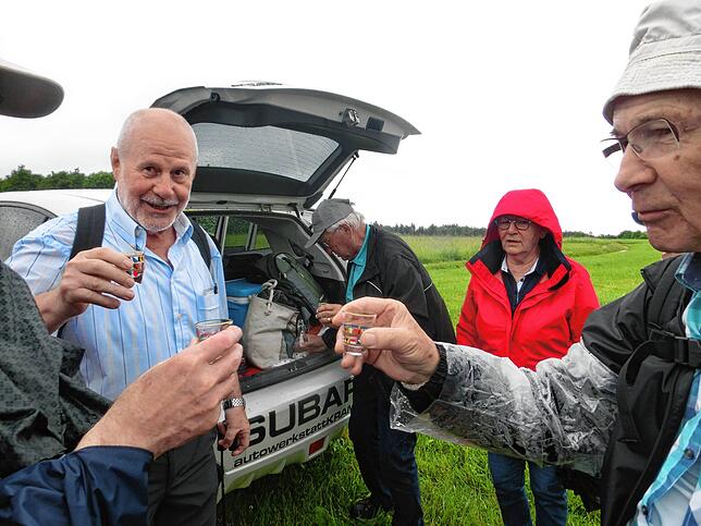 Traditionell nehmen die Pilger auf dem Hotzenwald ein Glas Schnaps zu sich.