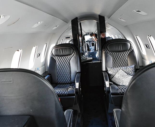 So fliegt man in einem Privatjet, rechts der Platz von Passagier Lewis Hamilton.