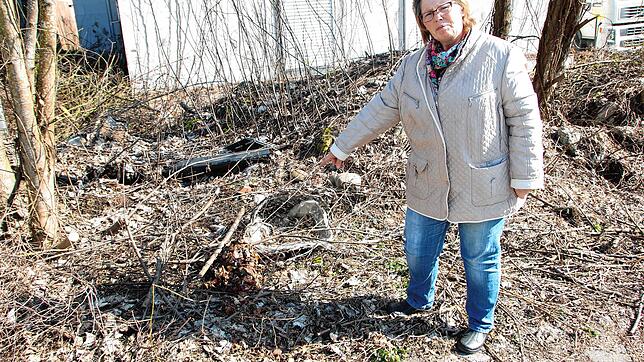 Ulrike Glatz sieht die Ursache der Rattenplage um ihr Haus in den wild entsorgten Küchenabfällen auf dem Grundstück eines leerstehenden ...