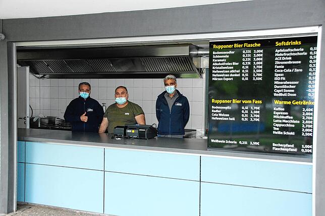 Mehr als der Kiosk geht derzeit nicht: Serviceleiter Hasan Aksay (von links), Küchenchef Hazim Uzkanbas und Pächter Ibrahim Yildirim und