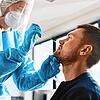 Längst nicht mehr jeder positive Schnelltest hat einen PCR-Test zur Folge. Dies mindert de Aussagekraft der Coronastatistik. Dennoch ist ...