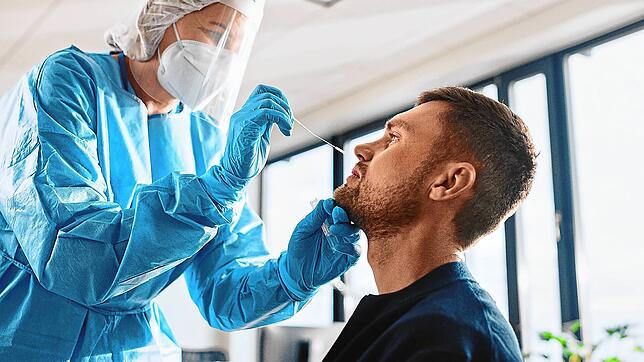 Längst nicht mehr jeder positive Schnelltest hat einen PCR-Test zur Folge. Dies mindert de Aussagekraft der Coronastatistik. Dennoch ist ...