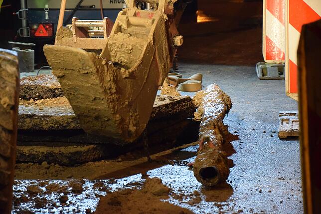 Bild 8: Bilder von der nächtlichen Reparatur eines Wasserrohrbruchs in der Goethestraße