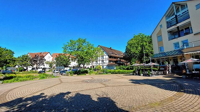 Der Marktplatz in Oberuhldingen, auf dem donnerstags der Wochenmarkt stattfindet, wurde Anfang der 1990er-Jahre neu gestaltet.