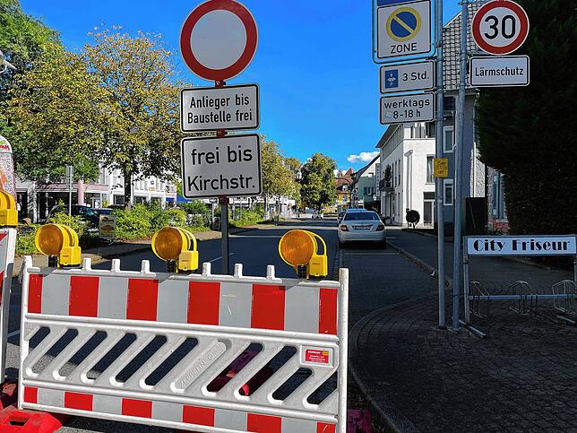 Geschäftsleute finden den Hinweis „Anlieger frei“ irreführend für Laufkundschaft. Einige Autofahrer glauben den Schildern ...