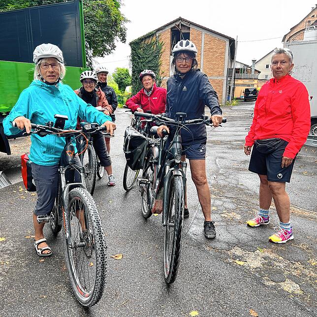Die Radfahrerinnen Anne Mauer (von links), Angelika Schmidt, Rose Neubrandt, Ute Weinschenk, Elisabeth Krieg und Petra Mack wollen ...