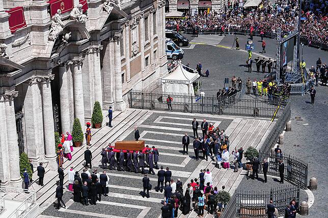 Der Sarg wird in die Basilika Santa Maria Maggiore getragen.