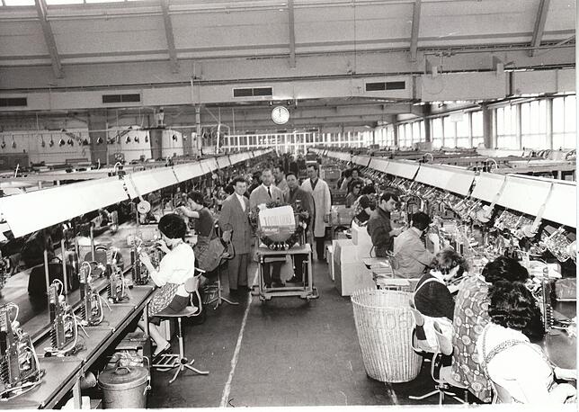 So wurde früher in Villingen gearbeitet: Blick in die Fertigungshalle bei Saba in den 1960er Jahren.