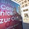 06.04.2020, Berlin: Auf einer Anzeigetafel am Potsdamer Platz steht ·"Bring Corona nicht zur Oma·". Um die Ausbreitung des Coronavirus ...