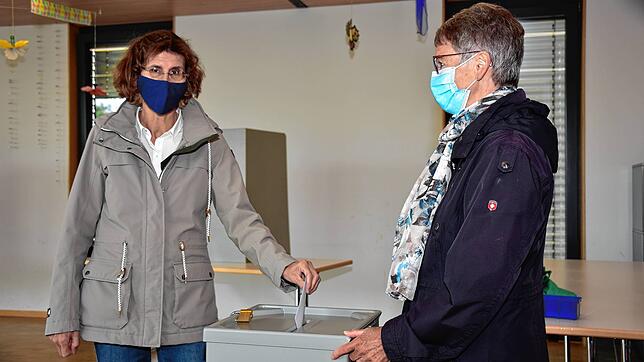 Kandidatin und Salemerin Birgit Baur bei der Stimmabgabe in der Fritz-Baur-Grundschule. Wahlhelferin Ruth Wenzel steht an der Urne.