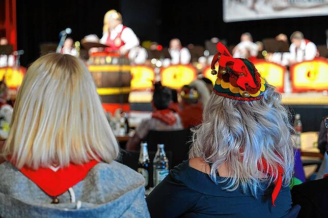 Ungewohnter Anblick auf dem Männerfrühschoppen: Zwei Frauen bei der Fastnachtsveranstaltung im Milchwerk. Deswegen hieß die ...