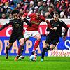 Bayerns Leroy Sane (l) kämpft mit Freiburgs Christian Günter (M) und Bayerns Benjamin Pavard um den Ball.