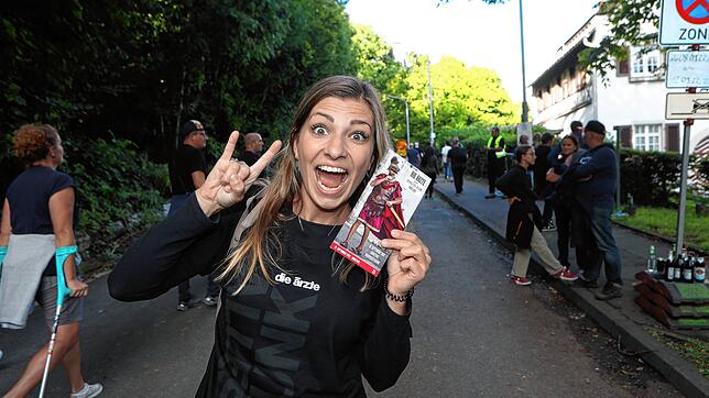 Bild 26: Tausende Fans kommen zu den Ärzten ins Bodenseestadion. Hier sind die Bilder des Abends