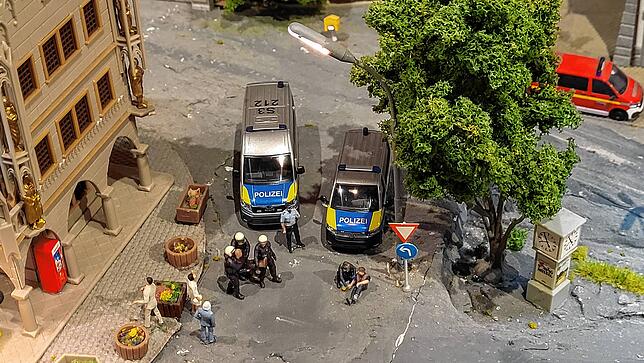 Mit viel Liebe zum Detail ist die Anlage gestaltet. Hier versuchen gerade Polizisten, Klimakleber von der Straße zu ziehen.