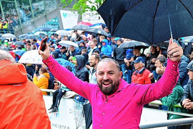 Bild 7: So feiern die Fans den Aufstieg des FC 08 Villingen