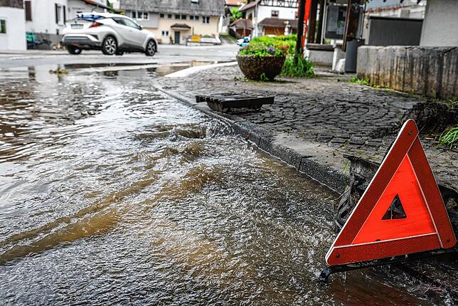 Bild 1: Abwasserkanäle kommen nicht mehr hinterher: Bilder vom heftigen Unwetter in Radolfzell