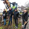 Trotz strömenden Regens nehmen Brigachtals Ortsbaumeister Patrick Lutz (von links), Bürgermeister Michael Schmitt und die beiden ...