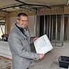 Die Umsetzung der Pläne für die Begegnungsstätte im Wohnkomplex am Alten Sportplatz ist im vollen Gang: Bürgermeister Patrick Stärk geht ...