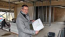 Die Umsetzung der Pläne für die Begegnungsstätte im Wohnkomplex am Alten Sportplatz ist im vollen Gang: Bürgermeister Patrick Stärk geht ...
