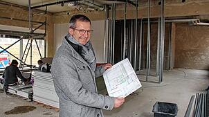 Die Umsetzung der Pläne für die Begegnungsstätte im Wohnkomplex am Alten Sportplatz ist im vollen Gang: Bürgermeister Patrick Stärk geht ...