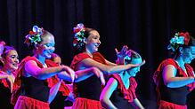 Das Jugendballett legt einen feurigen Flamenco aufs Parkett.