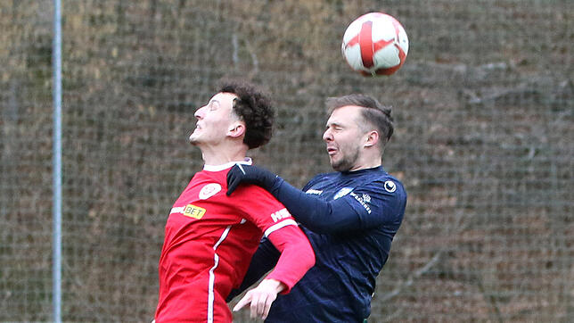 Das Kopfballduell gewann der Pfullendorfer (Jan Babic, links) und Durbachtaler Hannes Güttle, das Kellerduell endete aber torlos.