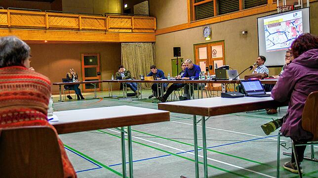 In deutlichem Sicherheitsabstand zueinander tagten am Dienstag die Mitglieder des Meßkircher Gemeinderates in der Stadthalle.