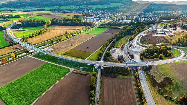 Die Ortsumfahrung führt auf einer 2,1 Kilometer langen Trasse um Oberlauchringen herum und soll den Ortsteil vom Verkehr entlasten. Die ...