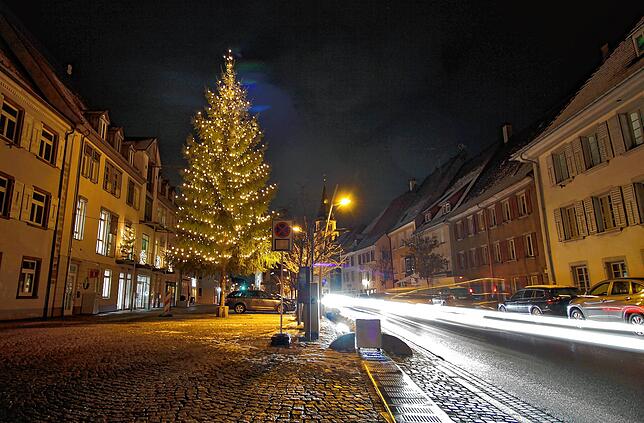 Der imposante Weihnachtsbaum vor dem Hüfinger Rathaus ist wie in jedem Jahr schön anzuschauen.