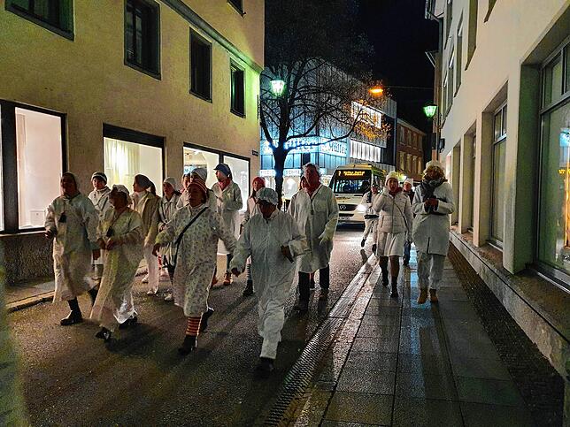 Der Verkehr muss warten: Einige Hemdglonker waren am Rosenmontag ab 19 Uhr in der Übelringer Innenstadt unterwegs und versperrten ...
