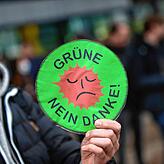 Statt: „Atomkraft – Nein danke!“ Ein Schild mit der Aufschrift „Grüne – Nein danke!“ wird von einem ...