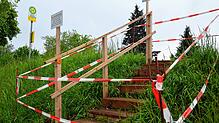 Die von Stefan Witzke errichtete Treppe hat die Stadt sperren lassen. Mittlerweile ist sie abgebaut und wurde von der Straßenmeisterei ...