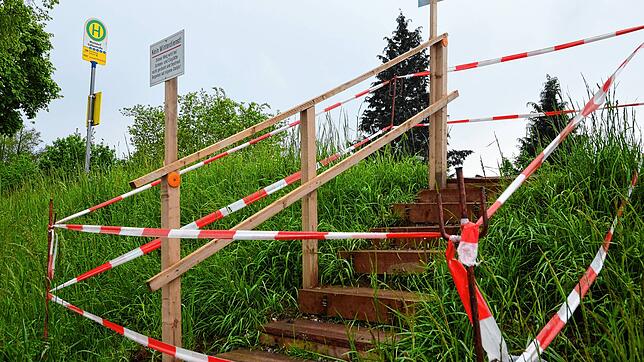 Die von Stefan Witzke errichtete Treppe hat die Stadt sperren lassen. Mittlerweile ist sie abgebaut und wurde von der Straßenmeisterei ...