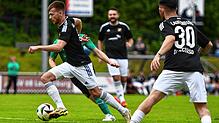 Die Wende: Mit dem Führungstreffer zum 2:1 durch Emanuel Esser (links) wurde die Defensivtaktik des FC Zell durchbrochen. Zwei Treffer ...