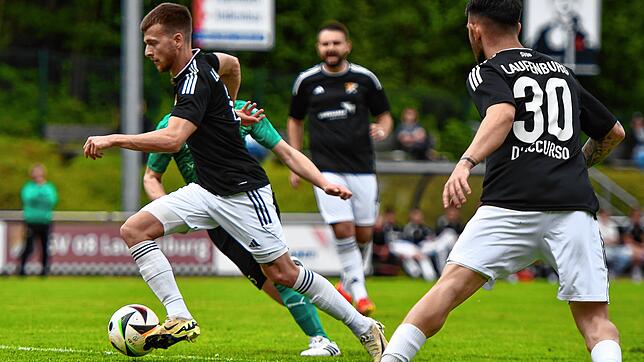 Die Wende: Mit dem Führungstreffer zum 2:1 durch Emanuel Esser (links) wurde die Defensivtaktik des FC Zell durchbrochen. Zwei Treffer ...