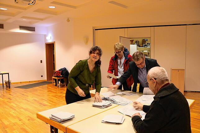 Im Wahllokal in der Tourist-Info Löffingen zählen (von links) Alice Esser, Andrea Burger, Martin Lauble und Bernd Behnke aus.