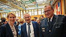 Landespolizeipräsidentin Stefanie Hinz freute sich, dass Uwe Stürmer (rechts) zwei weitere Monate kommissarisch das Präsidium in ...