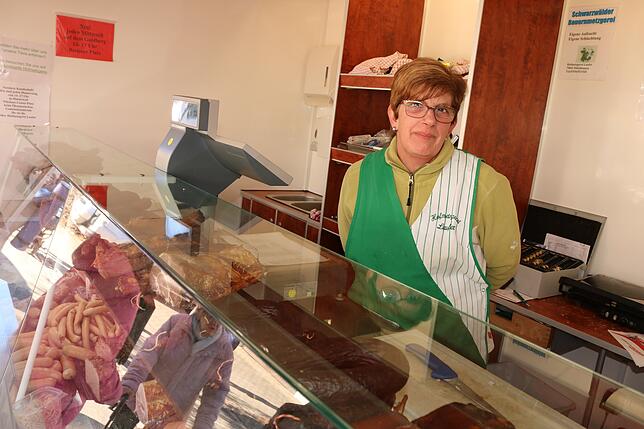 Birgit Gänsler verkauft vom Verkaufswagen der Hofmetzgerei Laufer Fleisch und Wurst. In letzter Zeit falle auf dem Donaueschinger ...
