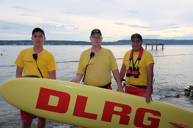 Das Wasserrettungteam der DLRG Überlingen im Ostbad (von links): Rettungsschwimmer Sebastian Maisch, Assistent Daniel Glöckler und ...