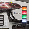 Eine Ampel leuchtet neben einem VW E-Golf im Volkswagen Werk. Das Auto ist bislang ein Ladenhüter.