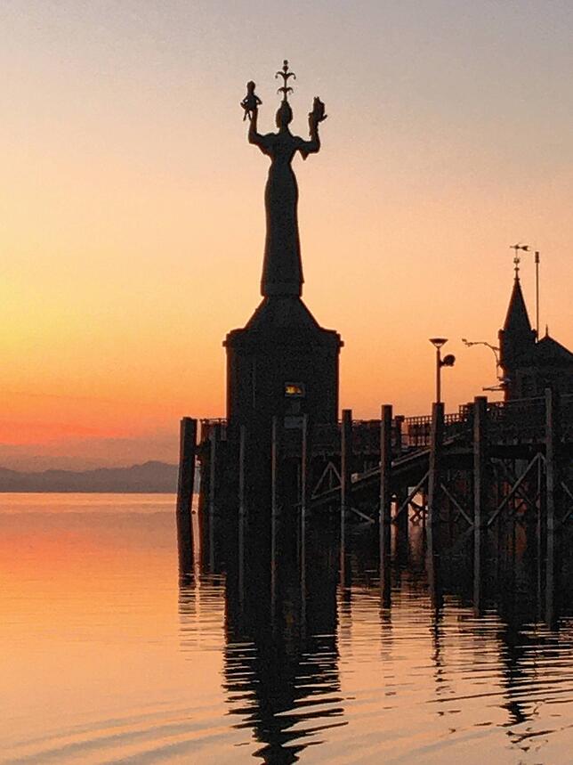 Das Wahrzeichen von Konstanz bei Morgenröte: die Imperia bei Sonnenaufgang