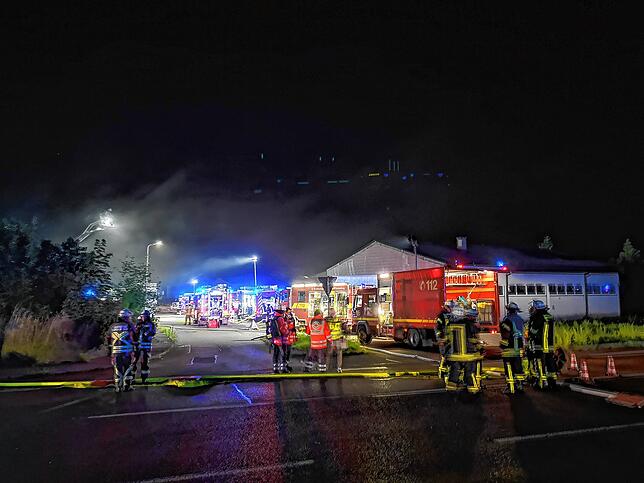Die Bundesstraße musste komplett gesperrt werden.