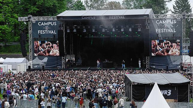 Campus-Festival 2023: Vor der Hauptbühne ist schon am Freitagnachmittag viel los.