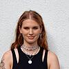 Sie kennt sich aus: SÜDKURIER-Praktikantin Josefine Nord ist 21 und hilft denen, die nicht der GenZ angehören, durch den Dschungel der ...