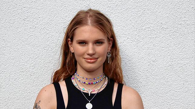 Sie kennt sich aus: SÜDKURIER-Praktikantin Josefine Nord ist 21 und hilft denen, die nicht der GenZ angehören, durch den Dschungel der ...