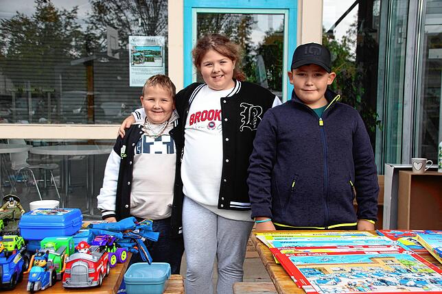 Gemeinsam macht der Kinderflohmarkt beim Herbstmarkt mehr Spaß, finden (von links) Mirco, Ronja und Gabriel aus Sentenhart. Sie haben in ...