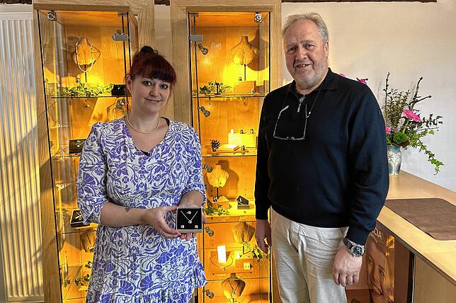 Sabrina Hellmann und ihr ehemaliger Chef Rudi Lang stehen in der neu eröffneten Goldschmiede in Engen. Hellmann hält eines ihrer ...