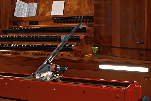 Dieser mechanische Tastenhalter ist für Orgelbaumeister Hermann Weber eine Arbeitserleichterung. Per Funk spielt er einzelne Tasten an. ...