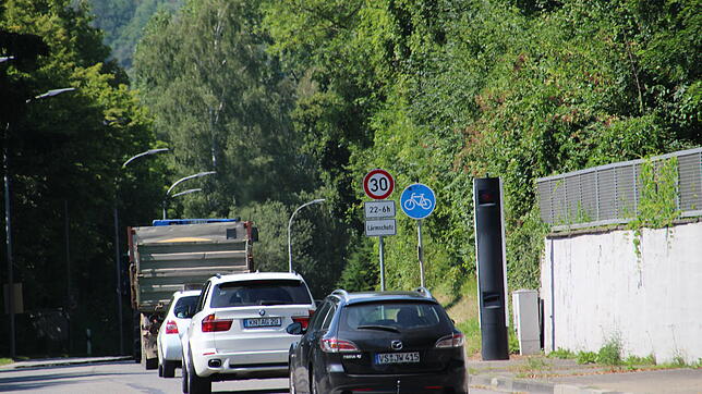 Soll in den Jahren 2023 und 2024 saniert werden: Die Hohenkrähenstraße ist eine der Hauptverkehrsachsen von Autobahn zur Singener ...